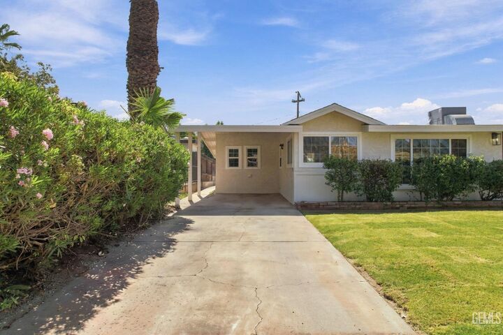Property Photo: 1005 Oberlin Court CA 93305