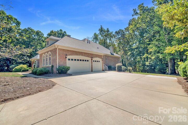 Property Photo: 6052 Oxfordshire Road NC 28173