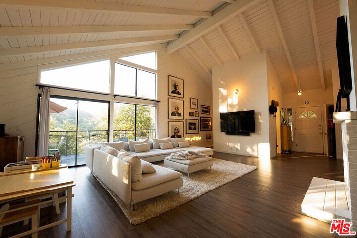 Property Photo:  1825 Helmet Trl  CA 90290 