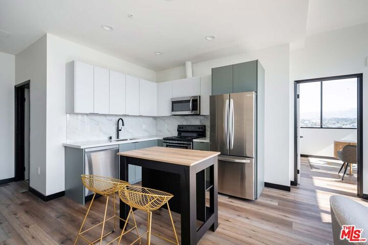 Property Photo:  2500 Wilshire Blvd, Unit 623  CA 90057 