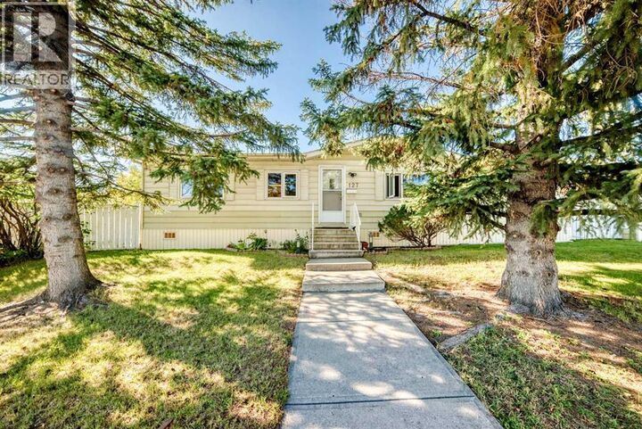 Property Photo:  127 Huntwell Place Northeast  AB T2K 5T2 