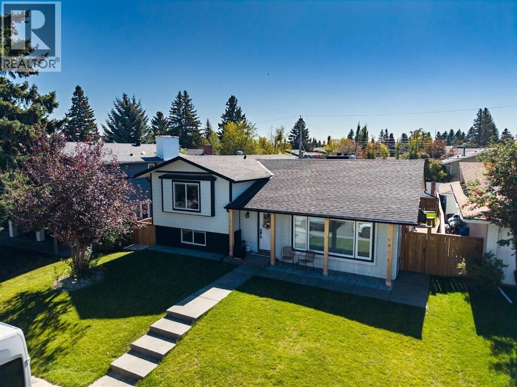 Property Photo:  1215 Lake Twintree Drive Southeast  AB T2J 2W9 