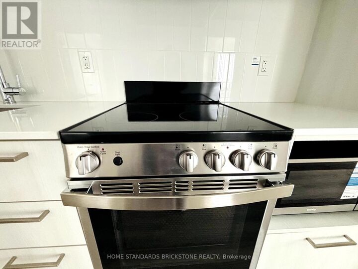 Property Photo:  195 Commerce Street 1506  ON L4K 0P9 