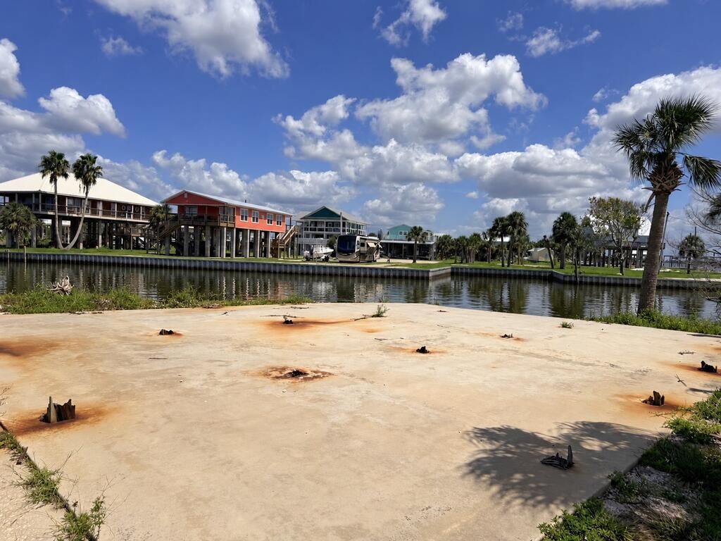 Property Photo:  26 9th St  FL 32648 