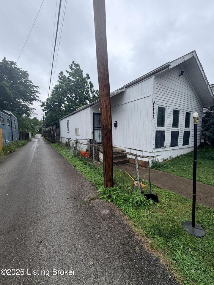 Property Photo:  1033 E Saint Catherine St  KY 40204 