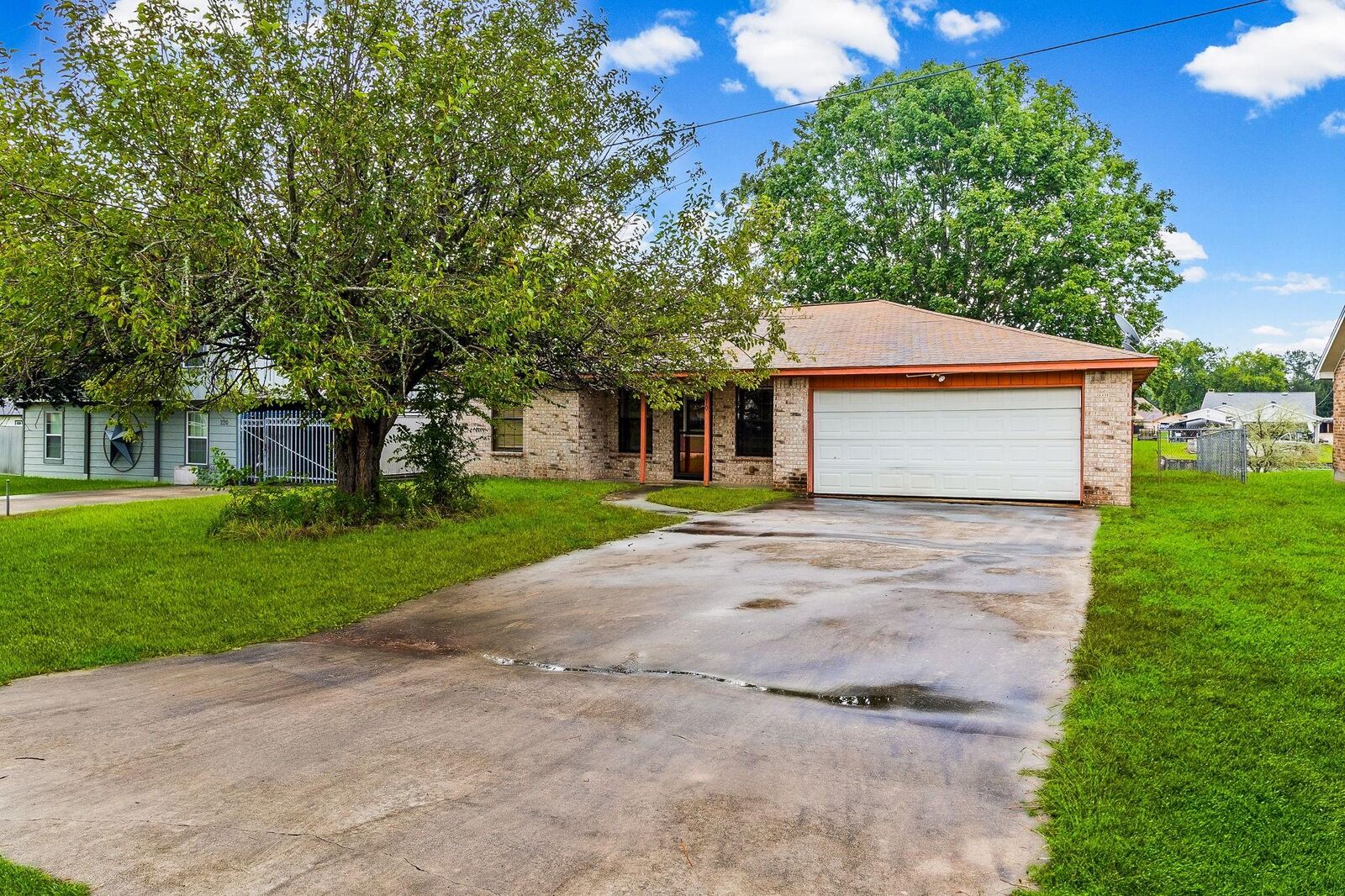 Property Photo:  210 Kathy Lane  TX 77351 