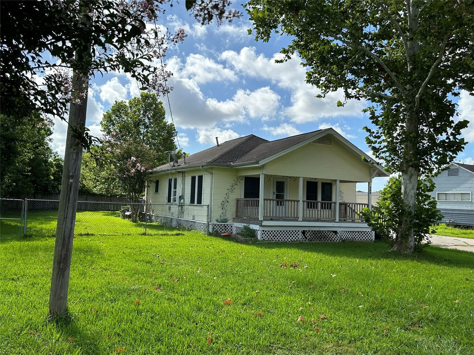 Property Photo:  813 Hudler Street  TX 77568 