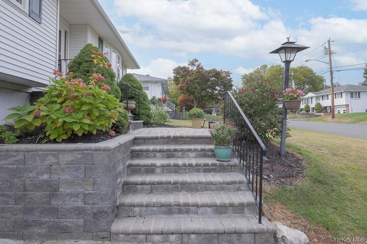 Property Photo:  18 De Halve Maen Drive  NY 10980 