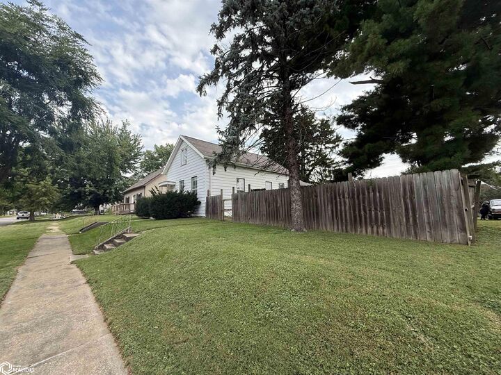 Property Photo:  1404 S 10th Street  IA 52601 