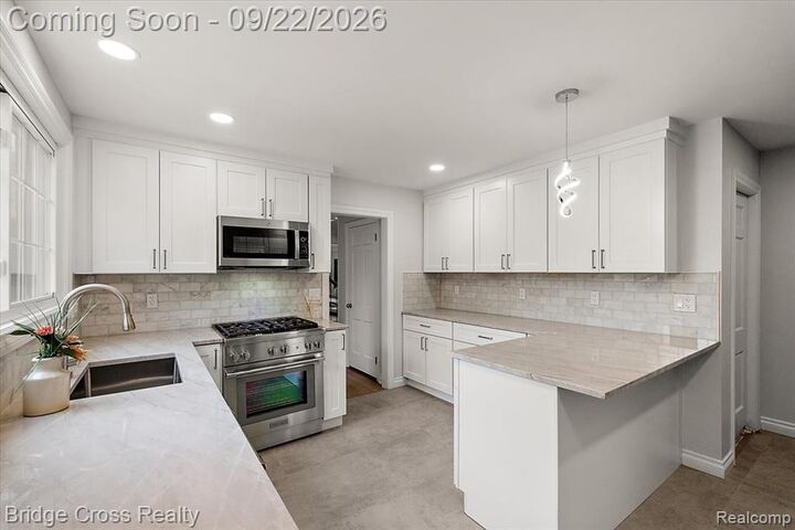 Property Photo: 330 N Cranbrook Cross Road MI 48301 2765