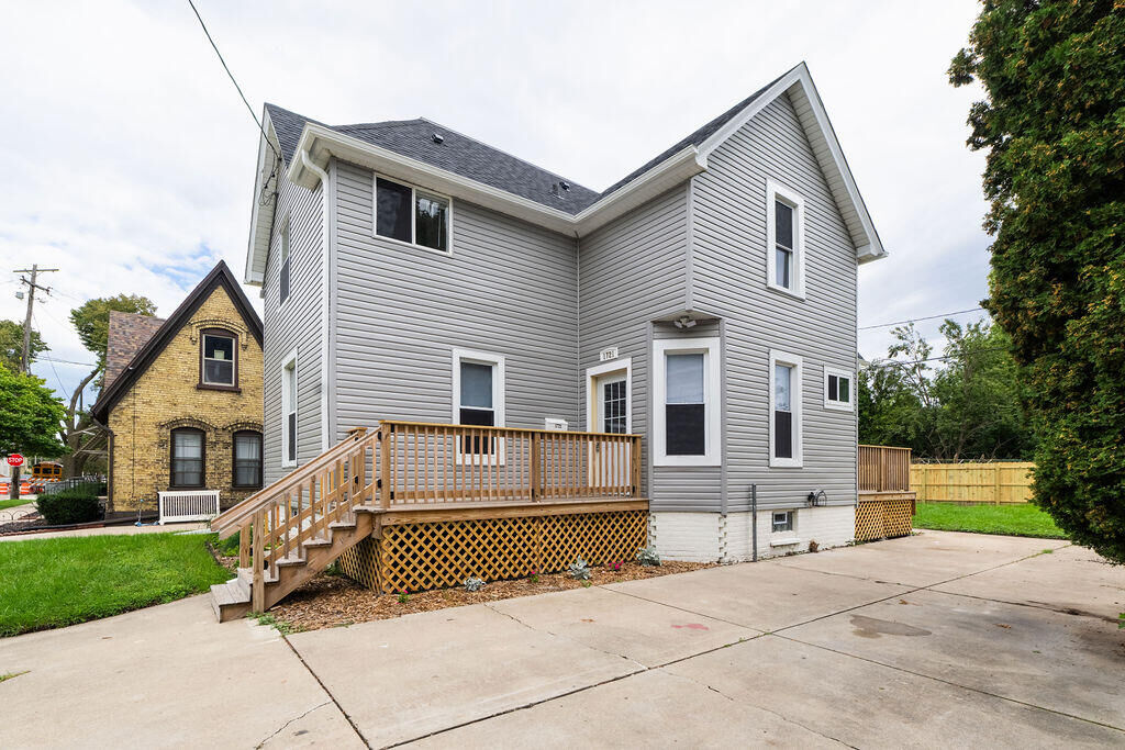 Property Photo: 1721 Saint Clair St WI 53402