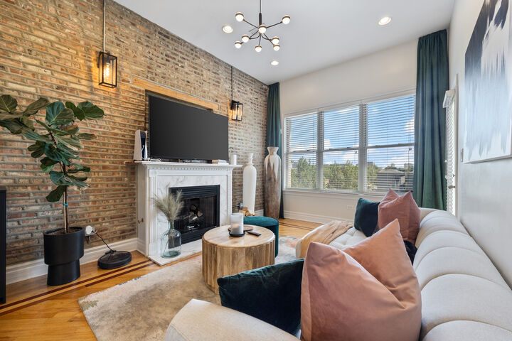 Property Photo:  4902 S Forrestville Avenue 3  IL 60615 