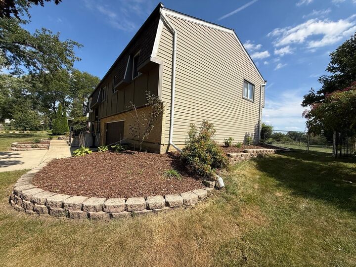 Property Photo: 1230 Durham Drive IL 60189
