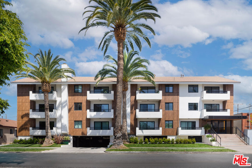 Property Photo: 3750 Glendon Avenue 32 CA 90034