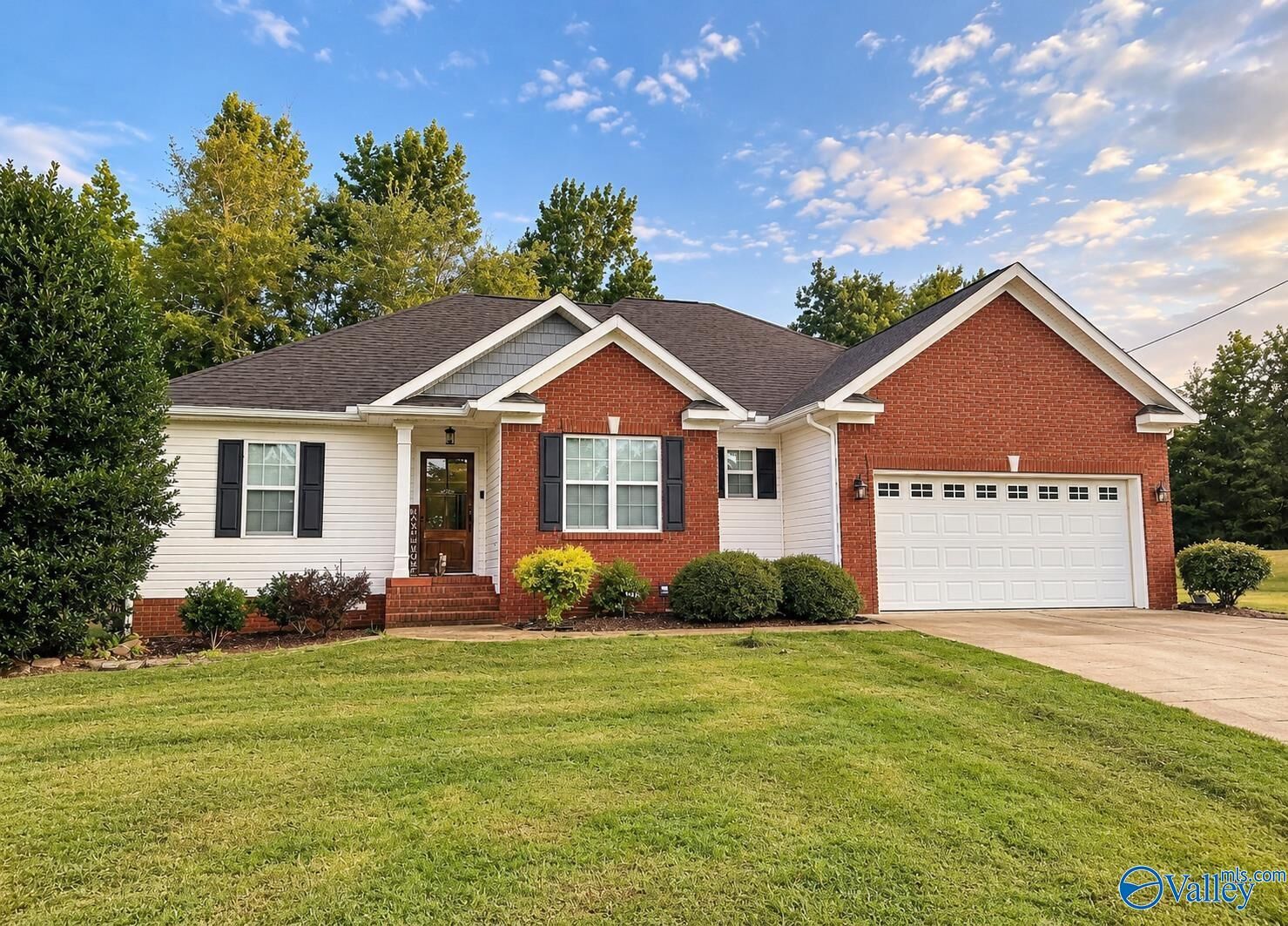 Property Photo:  109 Victoria Lane  AL 35906 