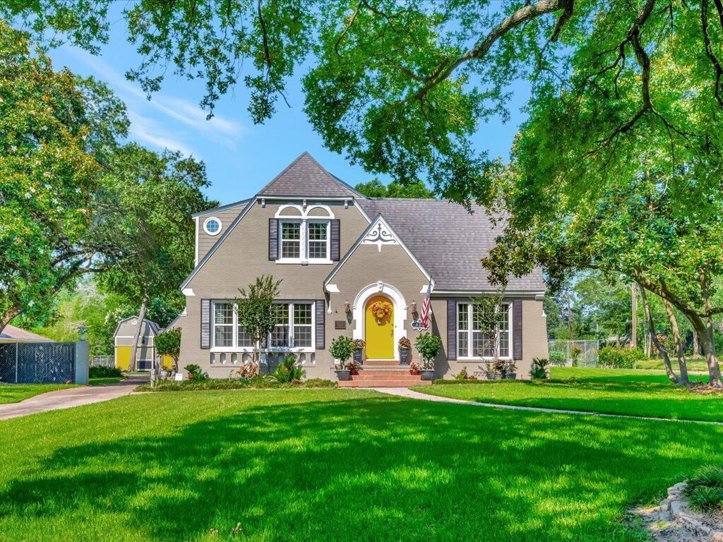 Property Photo:  402 S Bynum Street  TX 75904 