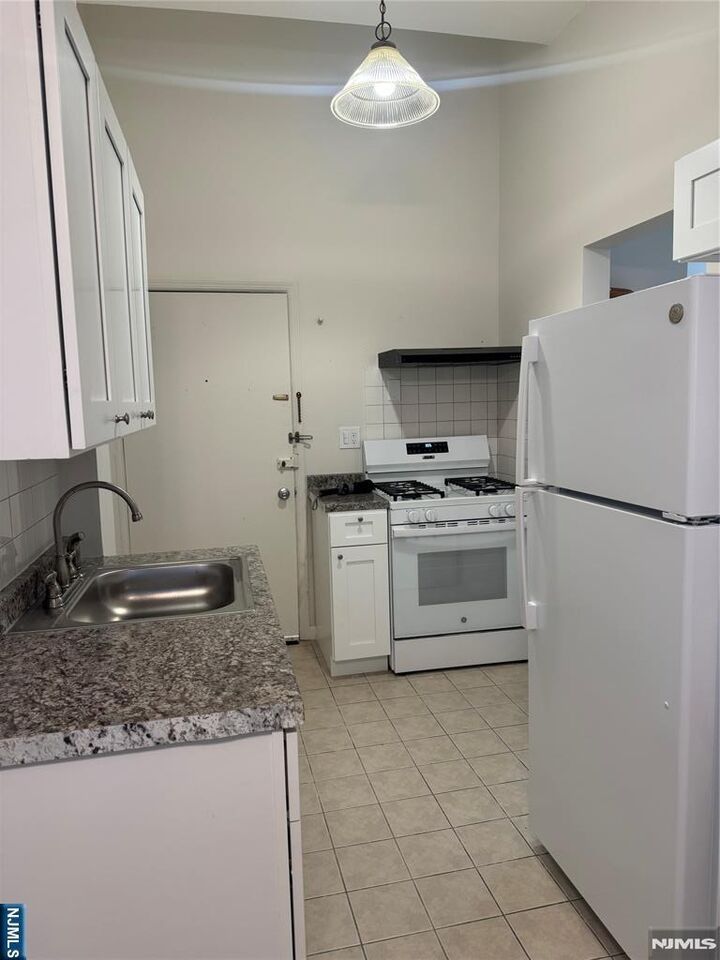 Property Photo:  100 S Washington Avenue 1  NJ 07621 