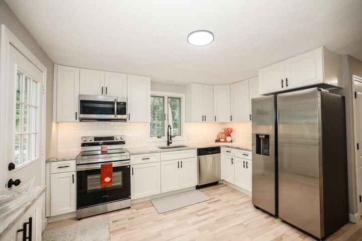 Property Photo:  14 Richard Court  NH 03077 