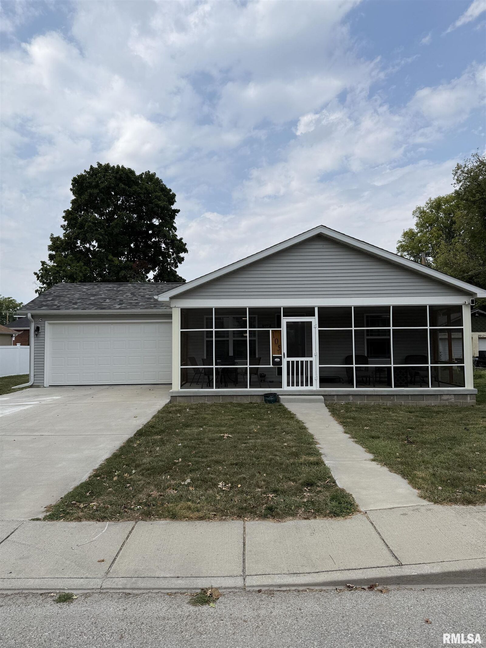 Property Photo:  105 S Madison Street  IL 62568 