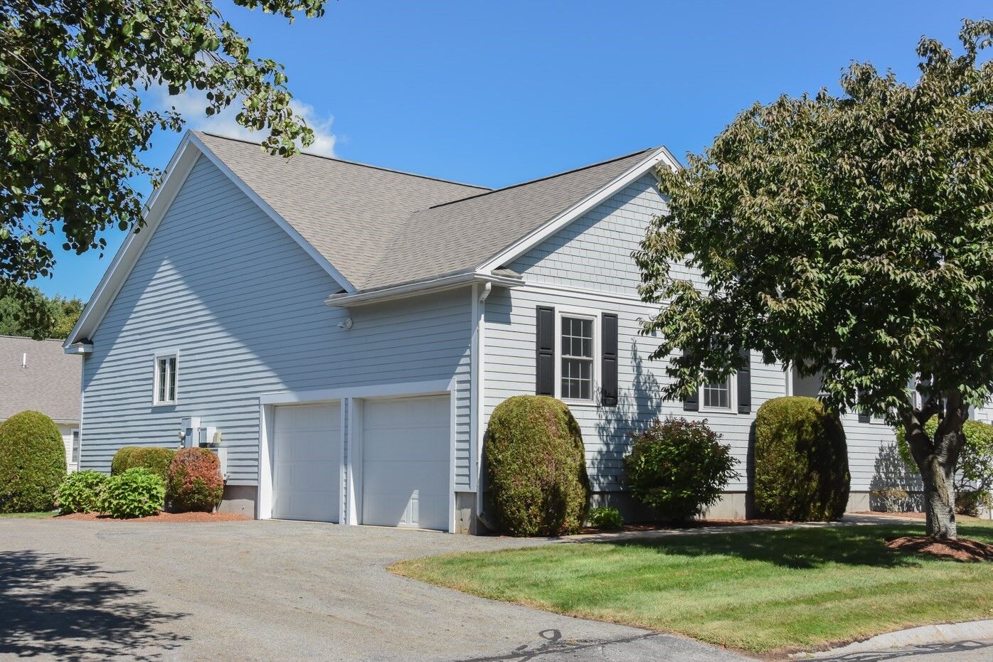 Property Photo:  5 Village Ln 5  MA 01844 