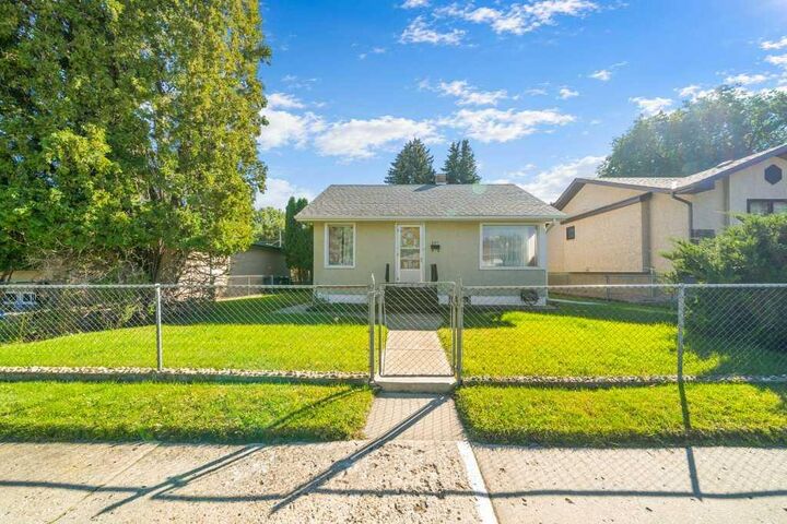 Property Photo:  251 12 Street SE  AB T1A 1V4 