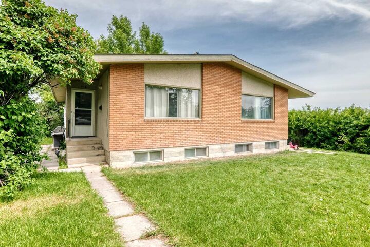 Property Photo:  416 &Amp 418 33 Avenue NE  AB T2E 2J1 