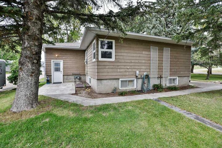 Property Photo:  132 5 Avenue NE  AB T0K 1M0 