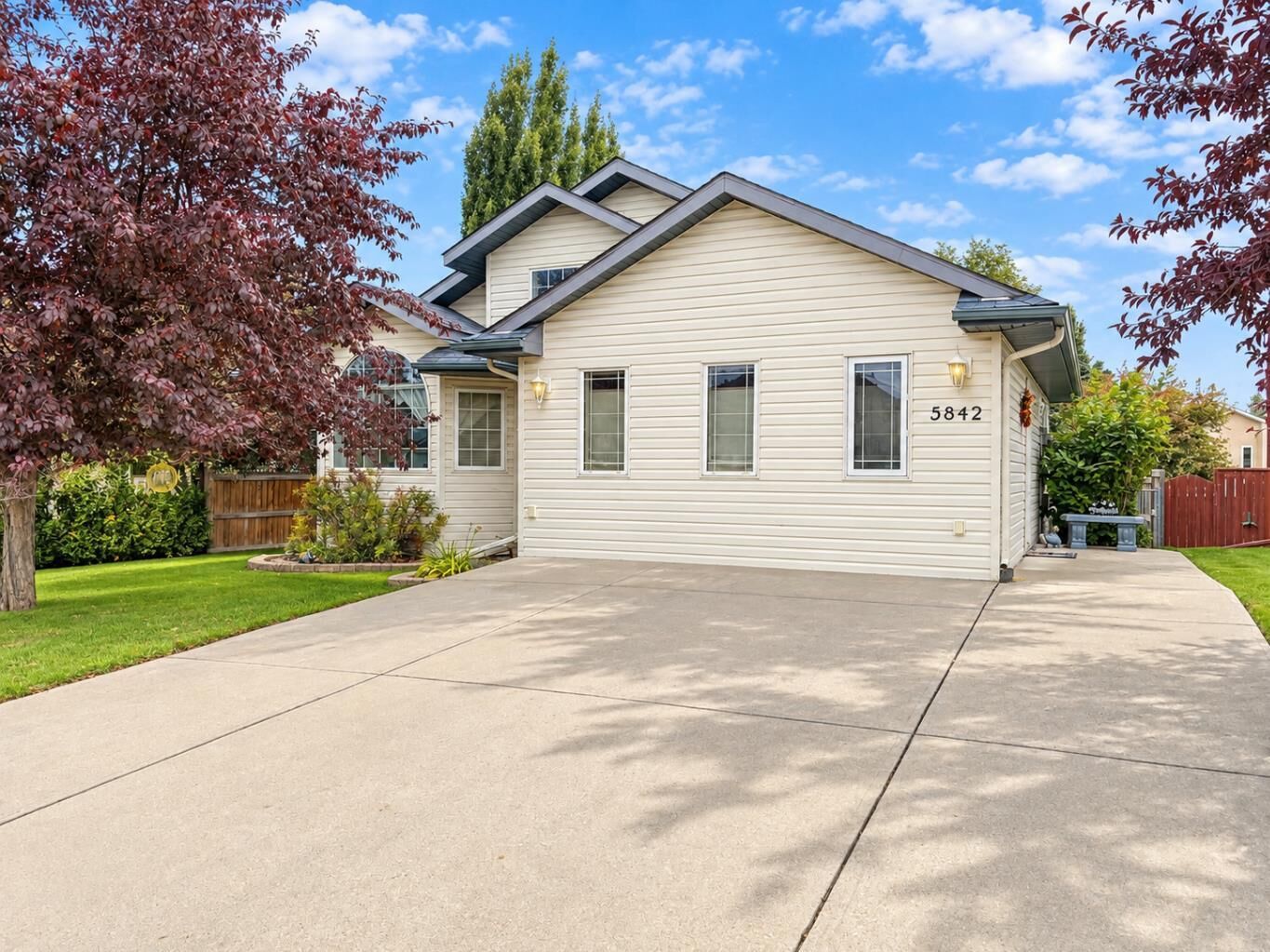 Property Photo:  5842 65 Avenue  AB T4T 1N7 