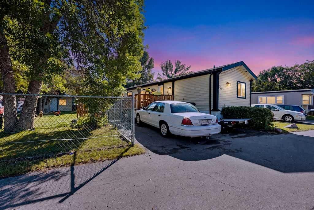 Property Photo:  6724 17 Avenue SE 105  AB T2A 0W5 