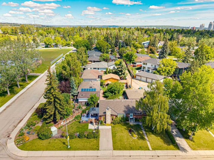 Property Photo:  4528 26 Avenue SW  AB T3E 0P9 