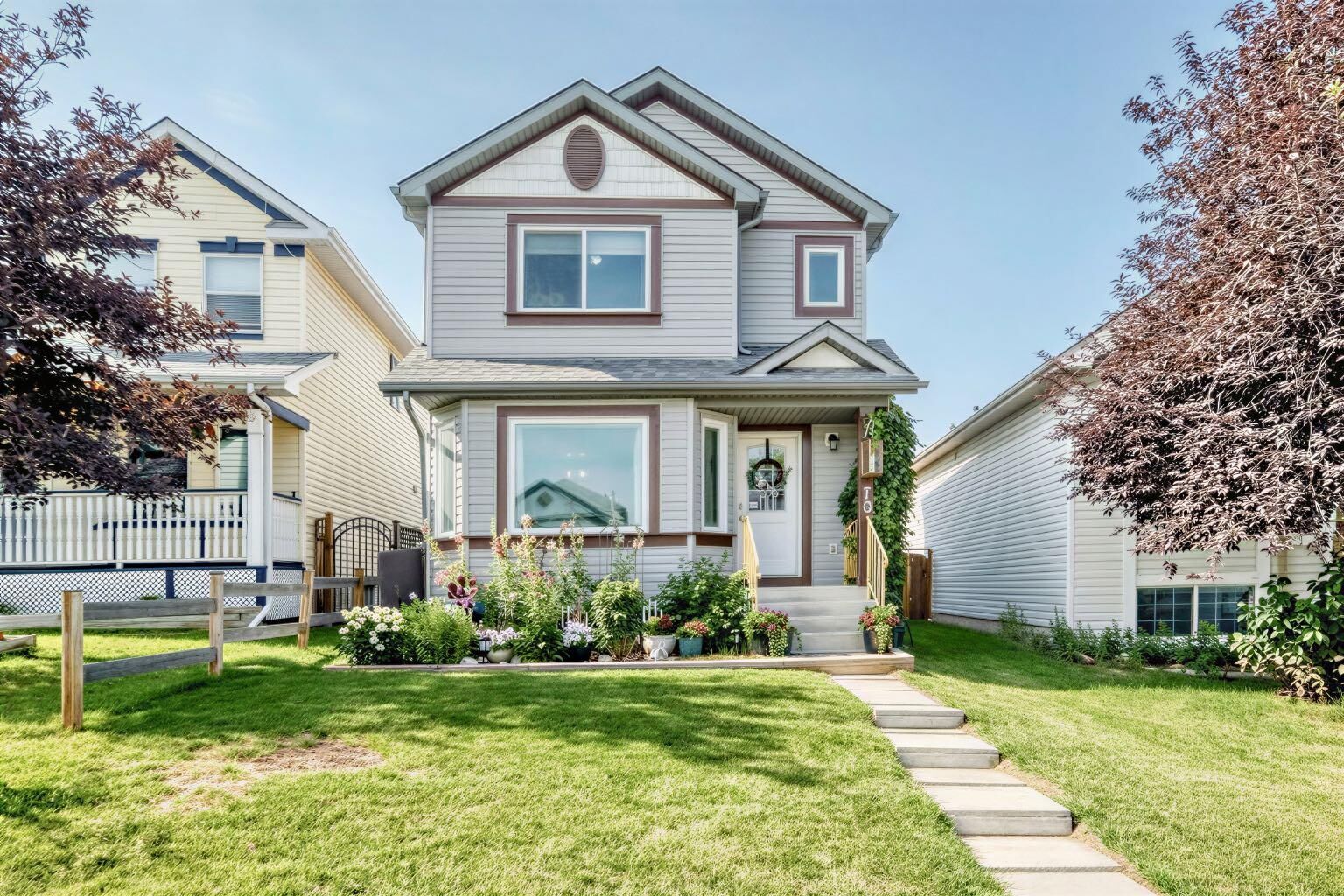 Property Photo:  79 Hidden Hills Way NW  AB T3A 5Y3 