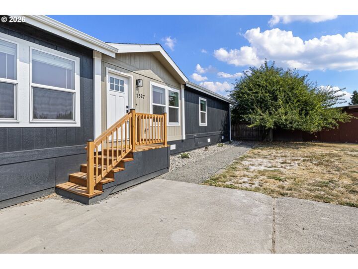 Property Photo: 1527 NW 3rd St OR 97128