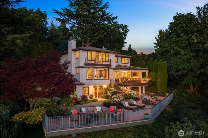 Property Photo:  2555  Magnolia Boulevard W  WA 98199 