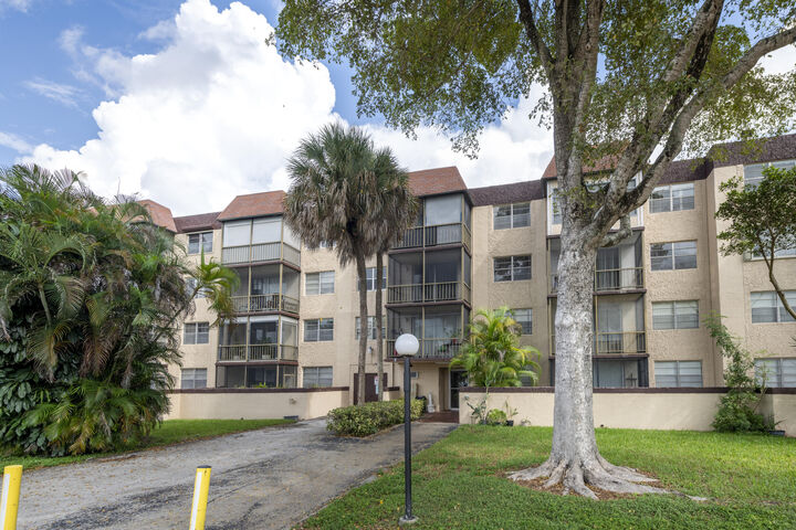 Property Photo: 7300 NW 17th Street 105 FL 33313
