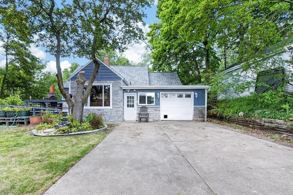 Property Photo: 1202 Pinehurst Boulevard MI 49006