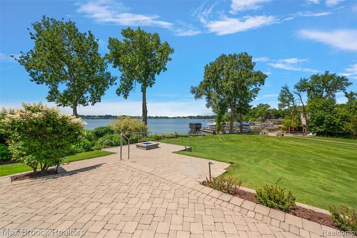 Property Photo:  2980 Middlebelt Road  MI 48323 