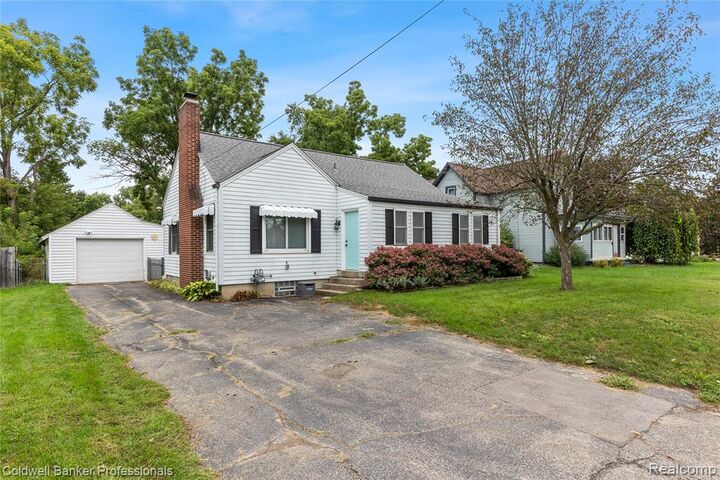 Property Photo: 909 Cogswell Street NW MI 49544