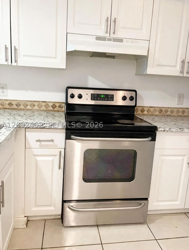 Property Photo:  217 Lake Pointe Dr 204  FL 33309 
