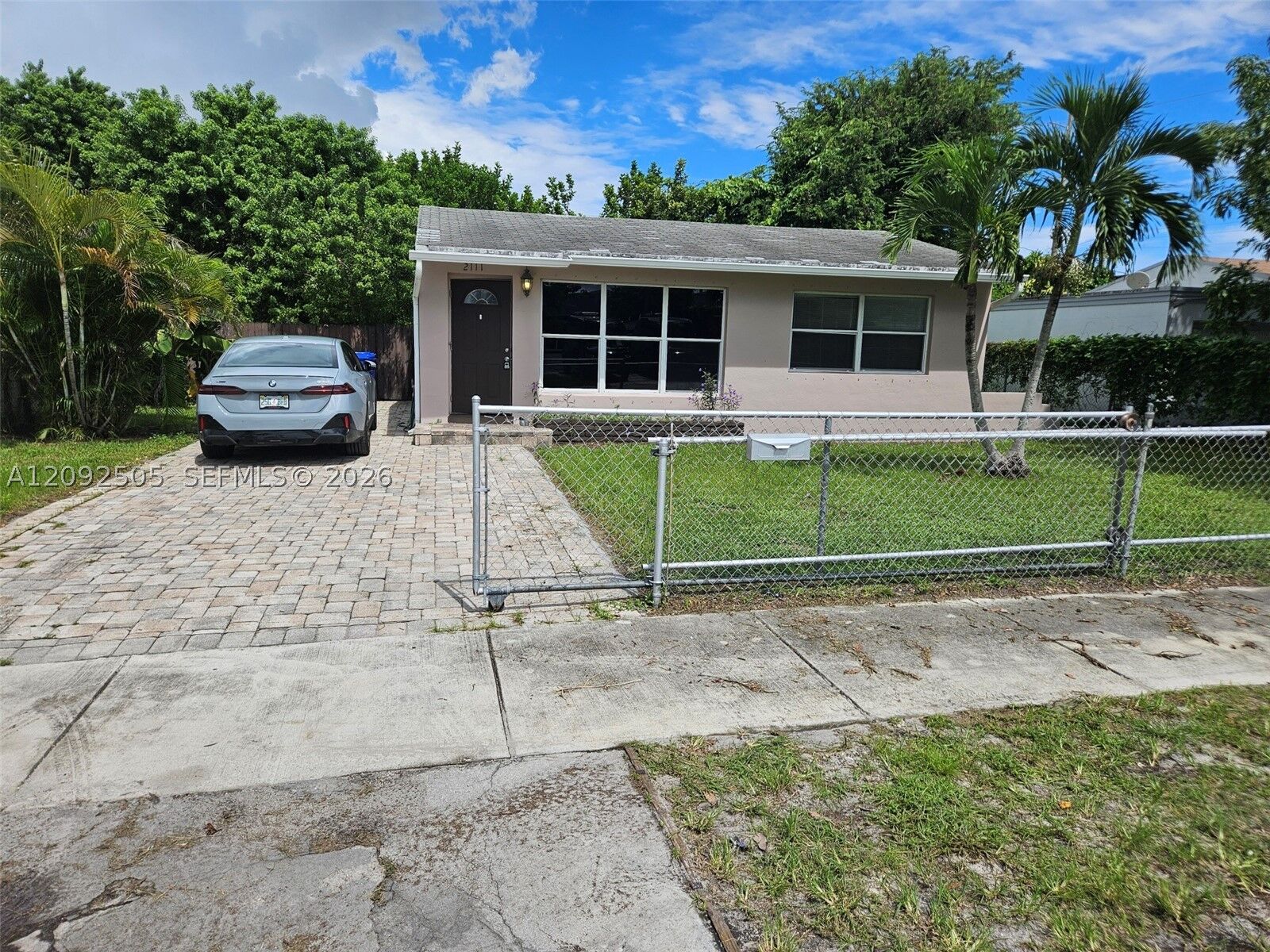 Property Photo: 2111 Wiley Ct 2111 FL 33020