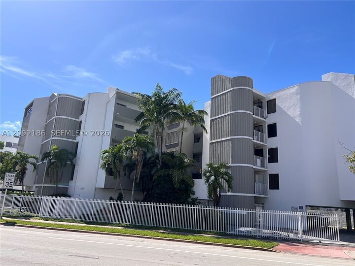 Property Photo:  2000 Biarritz Dr 407  FL 33141 