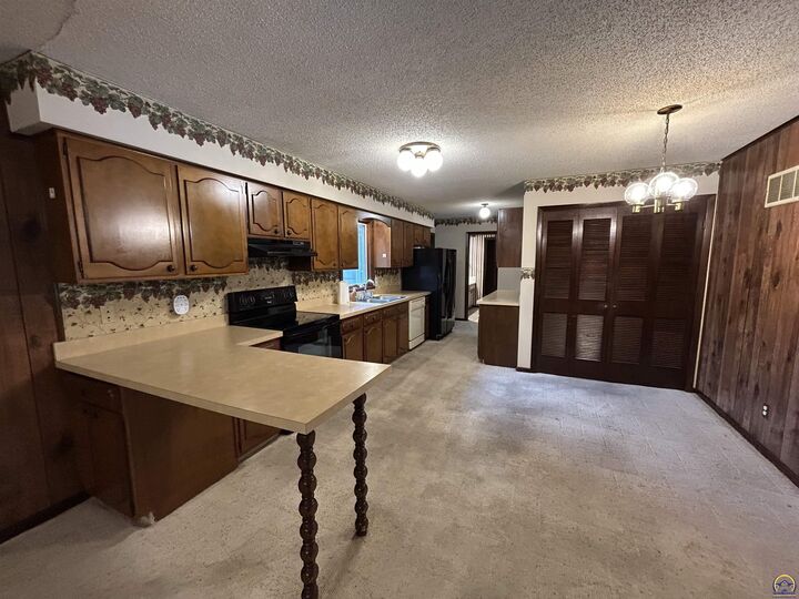 Property Photo:  426 Comanche Dr  KS 66436 
