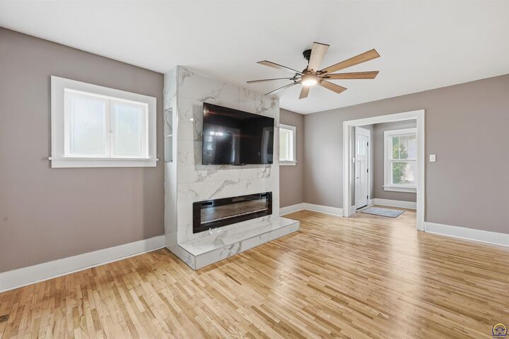 Property Photo:  2111 SW Huntoon St  KS 66604 