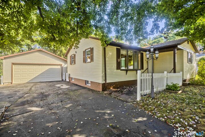Property Photo:  