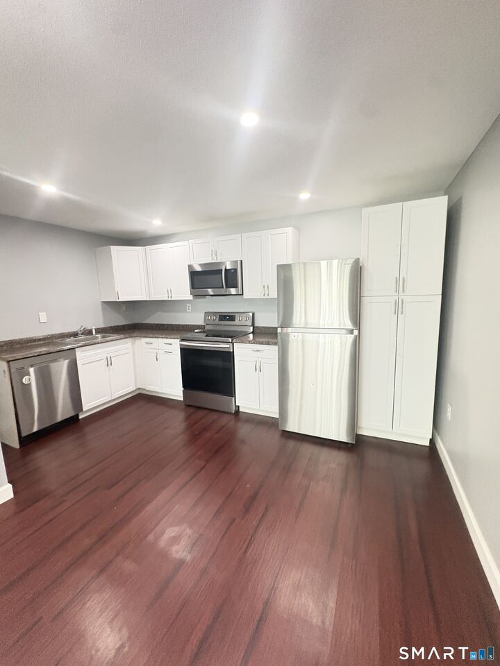 Property Photo:  106 Oakwood Avenue T2  CT 06119 