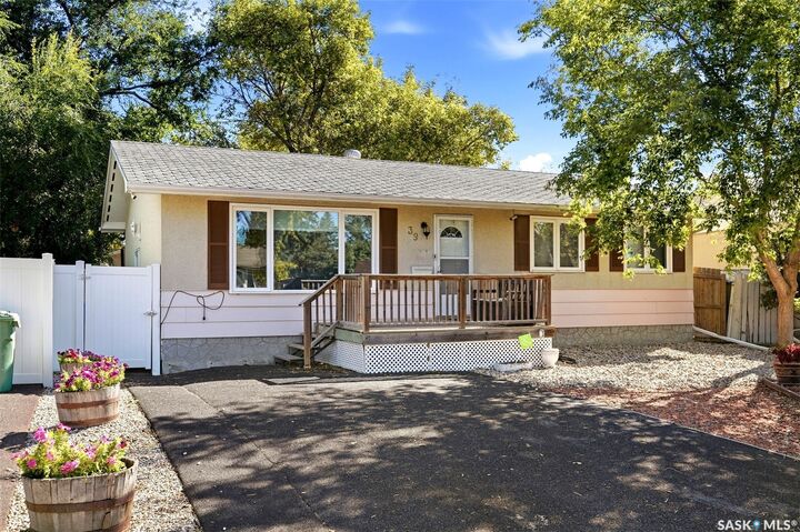 Property Photo:  39 Kennedy Crescent  SK S4R 6G3 