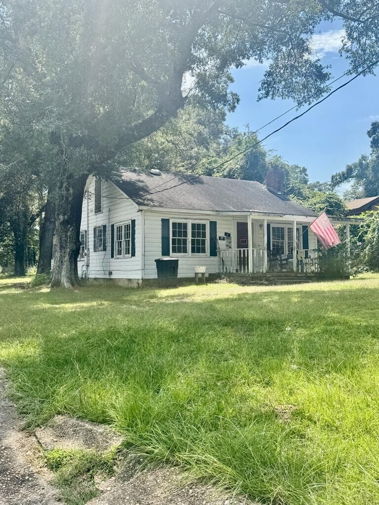Property Photo:  110 E Register Ave  AL 36340 