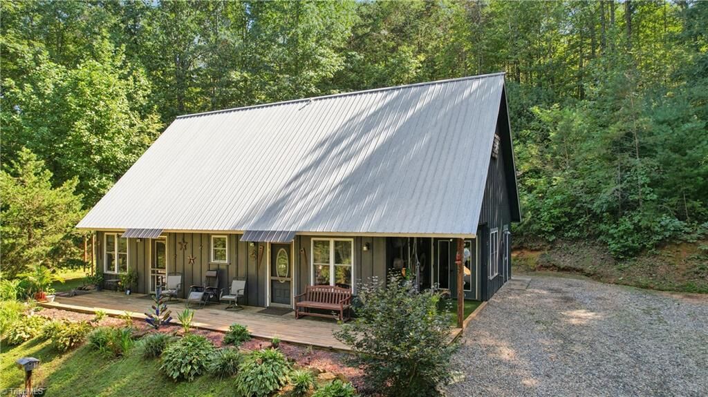 Property Photo: 488 Hollywood Road NC 28654