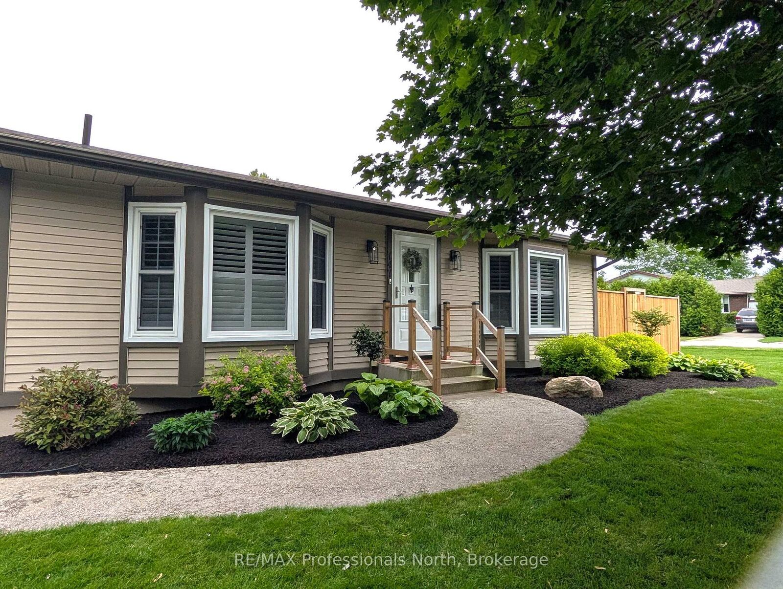 Property Photo:  147 15th Ave Close  ON N4N 3P8 