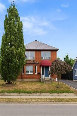 Property Photo:  220 Bloor Street W Main  ON L1J 1P8 