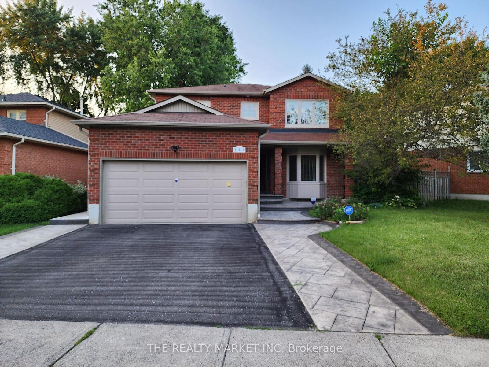 Property Photo:  102 William Stephenson Drive Room  ON L1N 8T1 